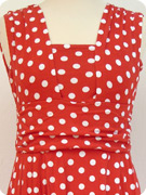 Klicken zum Vergrößern >> Gepunktetes Kleid