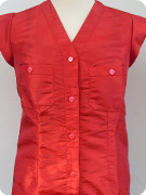 Klicken zum Vergrößern >> Rote Bluse